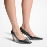 MICHAEL Michael Kors Escarpin Darrah en cuir verni craquelé pour femmes - Noir – Image 2